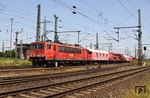 155 028-4 von "Railion DB Logistics" (gut dass wir in Deutschland sind) mit einem Kranzug im Bahnhof Oberhausen-West. (18.07.2013) <i>Foto: Wolfgang Bügel</i>