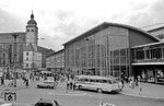 Blick auf die am 23. September 1957 eröffnete neue Eingangshalle der Architekten Schmitt und Schneider mit ihrer schalenförmigen Dachkonstruktion auf der Domseite des Kölner Hauptbahnhofs. Vgl. auch hierzu die Ansicht von 1930 (Bild-Nr. 15399). (23.06.1962) <i>Foto: Walter Hollnagel</i>