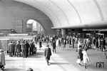 Die Empfangshalle des Kölner Hauptbahnhofs. (23.06.1962) <i>Foto: Walter Hollnagel</i>
