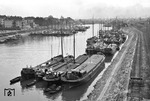 Lastkähne im rechtsrheinischen Hafen von Ruhrort. (1938) <i>Foto: Walter Hollnagel</i>