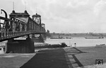 Die Ruhrort-Homberger Brücke überspannte den Rhein zwischen den Duisburger Stadtteilen Ruhrort und Homberg. Das Bauwerk, auch Admiral-Scheer-Brücke genannt, war insgesamt 635 m lang und ist heute Teil der L 140. Die Brücke wurde am 19. Oktober 1907 eingeweiht und am 4. März 1945 durch Deutsche Truppen gesprengt. Sie wurde in neuer Form als unechte Hängebrücke (Zügelgurtbrücke) ab 1951 errichtet und am 18. Dezember 1954 dem Verkehr übergeben. Dabei erhielt sie den Namen des Politikers Friedrich Ebert. Auf der Ruhrorter Seite blieben die beiden Brückentürme der ursprünglichen Brücke erhalten. (1938) <i>Foto: Walter Hollnagel</i>