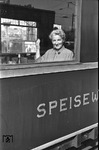 Frau Hollnagel grüsst ihren Mann aus dem Speisewagen in Stuttgart Hbf. (30.09.1955) <i>Foto: Walter Hollnagel</i>