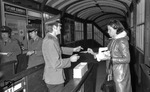 Ein Kuriosum stellt wohl dieses Bild dar, mit dem Walter Hollnagel die Mithilfe der Bundeswehr (!) bei einer Verkehrsumfrage des HVV festhielt, aufgenommen an der damals noch üblichen Bahnsteigsperre in Blankenese. (12.11.1970) <i>Foto: Walter Hollnagel</i>