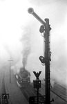 Die Altonaer 03 213 sorgt an einem trüben Wintertag für weitere Nebelbildung im Hamburger Hauptbahnhof. (30.01.1958) <i>Foto: Walter Hollnagel</i>
