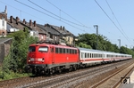 Trotz des schleichenden Niedergangs der Baureihe 110 ist sie immer wieder im hochwertigen Fernverkehr unterbehrlich. Im Sommer 2013 war 110 406 mehrere Tage zwischen dem Rhein- und Emsland unterwegs, hier mit IC 2335 von Köln nach Norddeich Mole in Düsseldorf-Oberbilk. (21.07.2013) <i>Foto: Joachim Bügel</i>