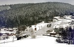 Ein plötzlicher Kälteeinbruch zu Ostern verwandelte das Erzgebirge nochmals in eine Winterlandschaft. 99 1561 verlässt mit ihrem Züglein das Örtchen Schmalzgrube. (10.04.1977) <i>Foto: Joachim Bügel</i>