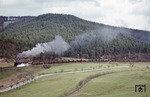 44 0221 mit einem umgeleiteten Güterzug Saalfeld - Arnstadt bei Rottenbach. Die Schublok passte hier leider nicht mehr aufs Bild. (14.04.1977) <i>Foto: Joachim Bügel</i>