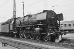 01 1086 wurde am 25. Mai 1940 in Dienst gestellt. 26 Jahre später war die beim Bw Kassel beheimatete Maschine vor E 580 in Gießen unterwegs. (16.06.1966) <i>Foto: W. A. Reed</i>