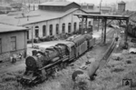 58 1952 mit Kohlenstaubtender hatte es aus Dresden-Friedrichstadt nach Aue verschlagen. Die Lok wurde als Schadlok am 28.06.1966 buchmäßig dem Bw Aue (Sachs) als Zerlegevorrat für das Raw Zwickau (Sachs) zugeteilt und wurde auch als Ersatzteilspender benutzt. (17.06.1966) <i>Foto: W. A. Reed</i>