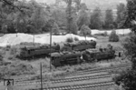 Ein gelungener Schnappschuss aus einem Personenzug zeigt am Bw Aue (Sachs) abgestellte Schadloks. Vorne stehen eine preußische G 8² ohne Tender neben einer sächsischen XI HT (BR 94.20), dahinter die bereits ausgemusterten 84 006 (links) und 84 001. Sie zählten zu den letzten Vertretern dieser Baureihe im Westerzgebirge. Im August 1966 wurden beide Loks im Raw Zwickau (Sachs) zerlegt.  (17.06.1966) <i>Foto: W. A. Reed</i>