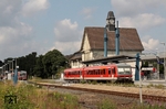 Vom ehemaligen Bahnknoten Remscheid-Lennep mit zwei Bw, einem Wagenausbesserungswerk und mehreren Strecken ins Bergische (nach Opladen, Wipperfürth, Radevormwald) sind lediglich zwei Gleise übrig geblieben. Diese teilen sich im Sommer 2013 zwei 628, die zwischen Wuppertal und Solingen pendeln. (04.07.2013) <i>Foto: Wolfgang Bügel</i>