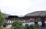 044 674 des Bw Ehrang mit einem Durchgangsgüterzug (Dg) auf der Moselbrücke in Bullay. Der Zug wird unmittelbar hinter der Brücke in den Prinzenkopftunnel einfahren. (28.06.1973) <i>Foto: Peter Schiffer</i>