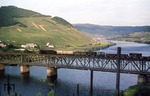 Blick in das Moseltal auf die Bullayer Doppelbrücke mit 044 212, die gleich mit ihrem Güterzug den Bahnhof Bullay erreichen wird. (28.06.1973) <i>Foto: Peter Schiffer</i>