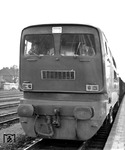 Die DE 2000 war der Versuch der Fa. Henschel, eine eigene dieselelektrische Lokreihe zu konstruieren. Während ihres Einsatzes beim Bw Hamm wurde sie hier in Dortmund angetroffen.  Im Jahr 1968 wurde ihr die EDV-gerechte Bezeichnung 202 001-4 zugeteilt, die aber nie auf der Lok angeschrieben wurde. 1969 wurde sie nach Ende der Mietdauer an Henschel zurückgegeben.  Ab 1970 wurde die DE 2000 von der Westfälischen Landes-Eisenbahn (WLE) als DE 0902 übernommen. Nach einem Motorschaden wurde sie dort 1977 ausgemustert. (1965) <i>Foto: Johannes Glöckner</i>