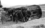 Um Strecken, die von Partisanenanschlägen betroffen waren schnell wieder befahrbar zu machen, wurden die beschädigten Fahrzeuge einfach auf die Seite gekippt, wie hier auf dem Balkan. (1941) <i>Foto: Slg. Johannes Glöckner</i>