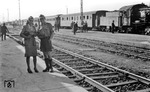 Aufenthalt eines Truppentransportes in einem unbekannten Bahnhof auf dem Balkan. Zuglok ist eine pr. G 8.1 (Baureihe 55.25). (1941) <i>Foto: Slg. Johannes Glöckner</i>