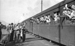 Musikalische Verabschiedung eines Transportzuges mit DRK-Schwestern auf einem Bahnhof in Jugoslawien. (1941) <i>Foto: Slg. Johannes Glöckner</i>