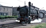 44 0858 (44 1858) vom Bw Nordhausen war die letzte Serienlok der Baureihe 44, die am 28. Juni 1944 abgeliefert worden war. Hier fährt sie mit einem Gipszug durch den Bahnhof Dessau. (14.05.1977) <i>Foto: Wolfgang Bügel</i>