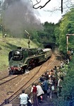 In halbwegs geordneten Bahnen fand eine Scheineinfahrt des Sonderzuges mit 02 0201 in den Bahnhof Blankenheim statt. (14.05.1977) <i>Foto: Wolfgang Bügel</i>
