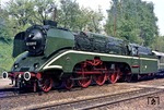 Die Schnellzuglokomotive 18 201 entstand 1960/61 im Reichsbahnausbesserungswerk Meiningen aus Teilen der Henschel-Wegmann-Zug-Lokomotive 61 002, dem Schlepptender der 44 468 und Teilen der H 45 024 und BR 41. Sie gilt als die schnellste betriebsfähige Dampflokomotive der Welt. Motiv für den Umbau war, dass die VES-M Halle dringend eine Lok für Geschwindigkeiten von mindestens 160 km/h benötigte, um Probefahrten mit für den Export bestimmten Reisezugwagen der einheimischen Waggonbau-Industrie durchführen zu können. (14.05.1977) <i>Foto: Wolfgang Bügel</i>