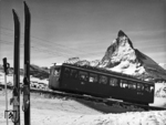 Triebwagen Bhe 2/4 103 der Gornergratbahn (GGB) vor der Kulisse des Matterhorns in der Monte-Rosa-Region der Schweiz. Von Zermatt aus klettert die elektrisch betriebene Zahnradbahn auf eine Höhe von 3.089 m ü.M. (03.1953) <i>Foto: Philip Giegel</i>