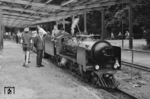 Die Dresdner Parkeisenbahn ist eine nach BOP betriebene Liliputbahn im Großen Garten in Dresden. Sie wurde 1950 als Kindereisenbahn gegründet und zu DDR-Zeiten unter dem Namen "Pioniereisenbahn Dresden" betrieben. Wie bei allen Pioniereisenbahnen üblich, werden die meisten Tätigkeiten durch Kinder und Jugendliche ausgeübt. (21.06.1966) <i>Foto: W. A. Reed</i>