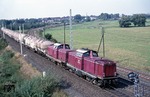 212 253 und 212 296 mit einem Zementzug bei Peine auf dem Weg nach Braunschweig. (09.09.1975) <i>Foto: Peter Schiffer</i>