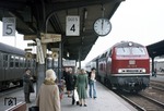 216 119 fährt mit einem Eilzug von Koblenz nach Fulda in den Bahnhof Limburg an der Lahn ein. (19.04.1975) <i>Foto: Peter Schiffer</i>