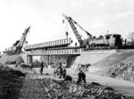 Unter Mithilfe von 75 1004 werden neue Brückenteile bei Rastatt eingehoben. (03.1952) <i>Foto: R. Kohm</i>