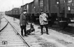 Als Aktion gegen den Güterklau bei der Reichsbahn sollte diese gestellte Szene im Mainzer Güterbahnhof dienen, die später im legendären Reichsbahnkalender veröffentlicht wurde. (1938) <i>Foto: Adam Raisch</i>