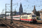 Im Schatten des Doms verlässt 103 235 mit IC 119 (Münster - Innsbruck) den Kölner Hauptbahnhof. (05.08.2013) <i>Foto: Joachim Bügel</i>