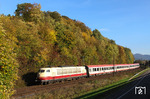 Im "goldenen Oktober" ist 103 235 mit IC 119 zwischen Oberwinter und Remagen unterwegs. (19.10.2013) <i>Foto: Joachim Bügel</i>