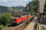 143 280 (mit Schlusslok 143 129) vor RE 4286 (Frankfurt - Koblenz) auf der linken Rheinstrecke in St. Goar. (19.07.2013) <i>Foto: Joachim Bügel</i>