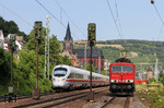 155 070 wartet im Bahnhof Oberwesel die Überholung von 411 065 als EC 27 (Dortmund - Wien Westbf) ab. (19.07.2013) <i>Foto: Joachim Bügel</i>