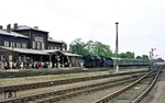 Die Fahrgäste erwarten schon die Einfahrt des nachmittäglichen P 9424 nach Oebisfelde im Bahnhof Gardelegen. (15.05.1977) <i>Foto: Wolfgang Bügel</i>
