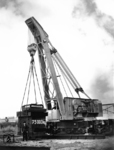 Vorführung eines Ardelt-Schienenkrans mit einem 75 t Prüfgewicht auf dem Werksgelände in Wilhelmshaven. (1952) <i>Foto: Slg. Eisenbahnstiftung</i>