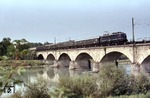 110 330 überquert mit D 219 "Tauern-Express" (Ostende - Split) die Innbrücke bei Rosenheim. (09.08.1976) <i>Foto: Peter Schiffer</i>