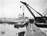 Im Alberthafen von Dresden-Friedrichstadt wird ein Schnellboot mit Hilfe eines Ardelt 90-t-Dampfkrans (Baujahr 1937) auf einen Straßenroller umgeladen. (1941) <i>Foto: RVM</i>