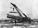 Ohne großes Aufhebens wird ein Schnellboot mit einem Tragrahmen aus dem Hafenbecken in Dresden-Friedrichstadt gehoben. (1941) <i>Foto: RVM</i>