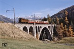 Extrazug mit RhB Ge 4/6 353 auf dem Viadukt Cinous chel Brail. (16.10.1988) <i>Foto: Ulrich Neumann</i>