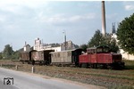 V 29 951 auf der "Walhallabahn" in Regensburg- Kalkwerke. Neben zwei regelspurigen Güterwagen, die auf Rollböcken mitgeführt werden, befindet sich hinter der Lok ein Gepäckwagen, der als Bremswagen dient. (19.09.1962) <i>Foto: Wilfried Sieberg</i>