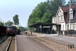 515 516 ist im Bahnhof Bad Sachsa eingetroffen. Am Zug wird das Gepäck der Kurgäste ausgeladen. (18.05.1976) <i>Foto: Peter Schiffer</i>