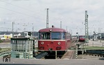 An den Kopfgleisen im Bahnhof Düren befand sich aus Dampflokzeiten eine Drehscheibe, wo früher die pr. T 12 aus Jülich drehten und die hier für einen 795 Verwendung findet. (05.04.1976) <i>Foto: Peter Schiffer</i>