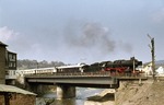052 164 verlässt mit dem historischen Rheingoldzug den Bahnhof Betzdorf an der Sieg. (17.04.1976) <i>Foto: Peter Schiffer</i>
