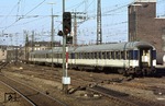 Kieselgrau-blaue Büm-Wagen im D 512 (München - Dortmund) bei der Ausfahrt aus dem Düsseldorfer Hauptbahnhof. (05.03.1976) <i>Foto: Peter Schiffer</i>
