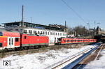 Der in Wuppertal Hbf einfahrende RE 10710 mit 112 166 (links) begegnet den von dort kommenden 425 003 + 425 092 als RB 11313 nach Köln im Bft Wuppertal-Steinbeck.  (13.03.2013) <i>Foto: Wolfgang Bügel</i>