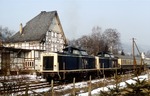 212 307 + 212 299 laufen mit Wintersportzug Lr 36011 zur Abstellung in den Bahnhof Hallenberg/Sauerland ein. (19.02.1984) <i>Foto: Joachim Bügel</i>
