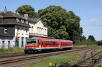 628 539 fährt als RB 30765 am Empfangsgebäude des ehemaligen Bahnhofs Remscheid-Lüttringhausen vorbei. Der neue Haltepunkt wurde etwa 200m in Richtung Stadtzentrum an die Beyenburger Straße verlegt. (05.08.2013) <i>Foto: Wolfgang Bügel</i>