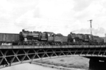 Zwei alte Preußen in Form von 58 1206 und 58 1888 überqueren die Elbebrücke in Dresden. (25.06.1966) <i>Foto: Will A. Reed</i>
