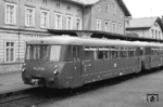 Ähnlich wie bei der DB der VT 95 galt der vom VEB Waggonbau Bautzen entwickelte VT 2.09 (später BR 171) auch bei der Reichsbahn als Nebenbahnretter, um vom kostenintensiven Dampfbetrieb wegzukommen. Ein VT 2.09 wartet hier mit dem Beiwagen VB 2.07.539 im Bahnhof Seifhennersdorf auf Weiterfahrt. (26.06.1966) <i>Foto: Will A. Reed</i>